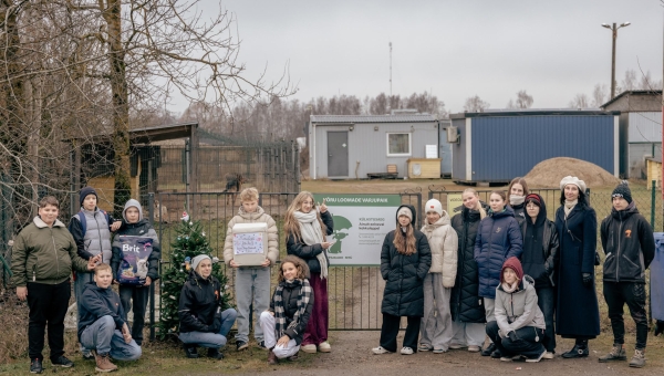Puiga kooli lapsed soovisid oma annetusega järgmist: „Soovime, et varjupaigas oleks vähem loomi, kuid et need, kes siin on, oleksid õnnelikud!” Fotol õpilased koos klassijuhataja ning Võru varjupaiga juhataja Relika Rehemetsa ja heaoluspetsialisti Mattias Humaga. FOTO: Aigar Nagel